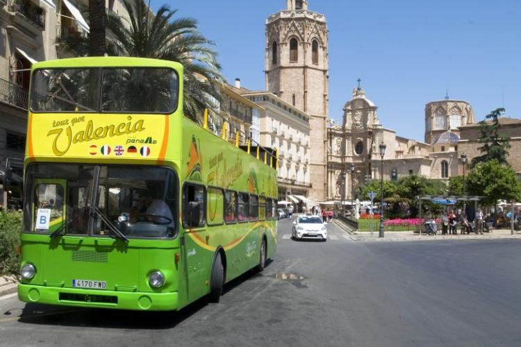 autobus turistic verde en plaza de la reina