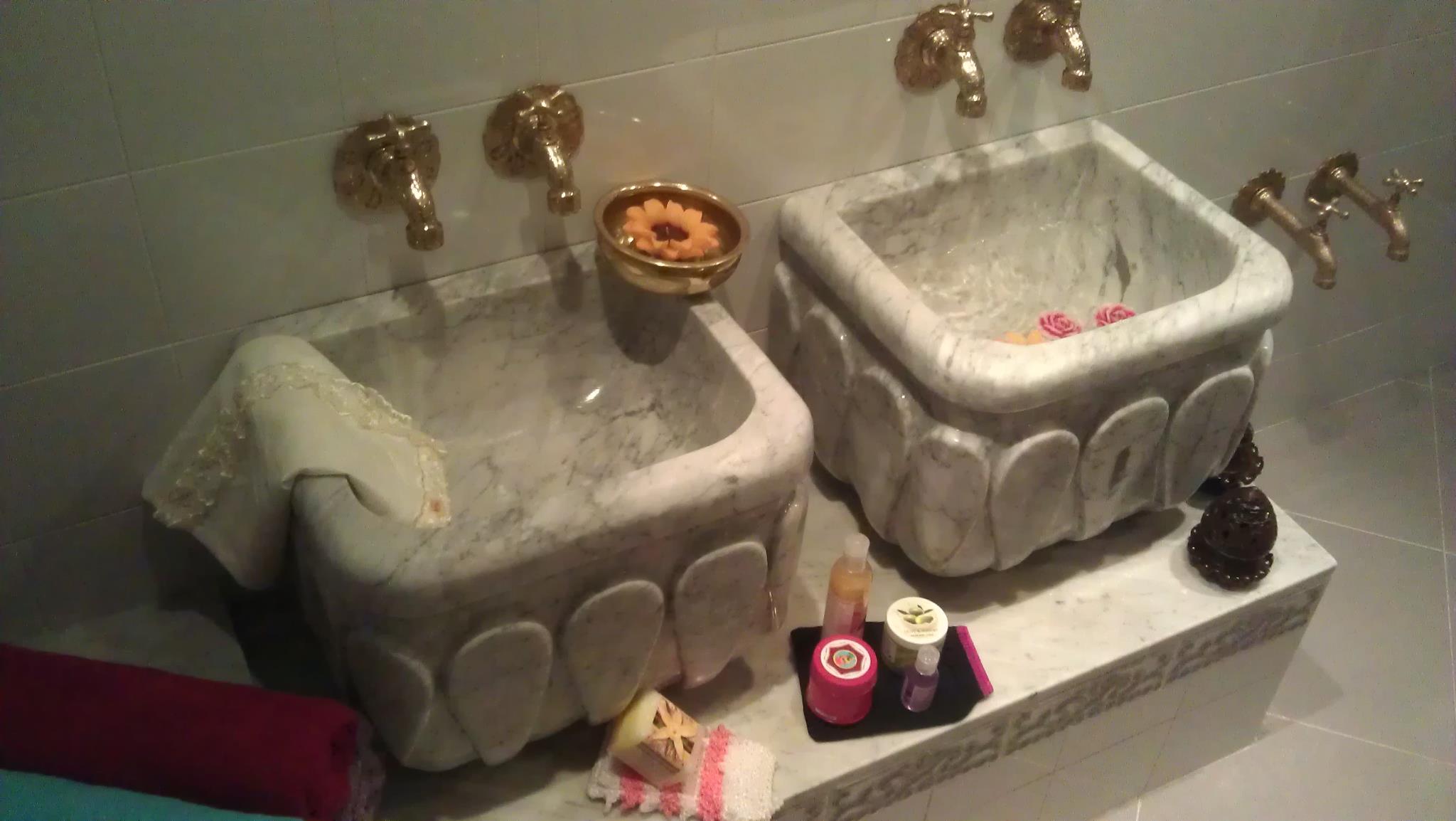 detalle baño turco en el centro de bienestar al amira