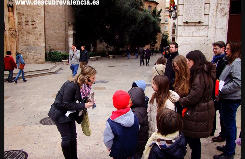 grupo durante visita guiada a pie