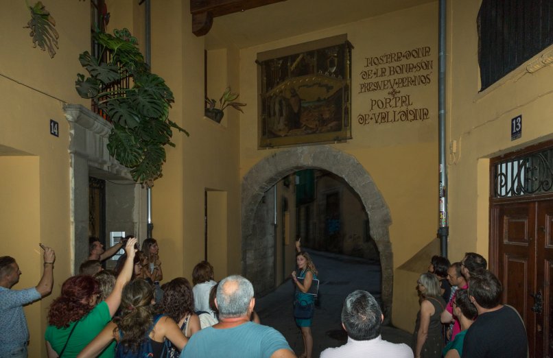 grupo durante visita guiada a pie