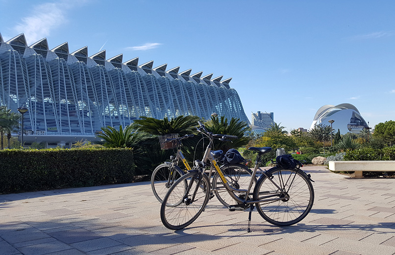 bicicletas con el fondo del museo de las ciencias