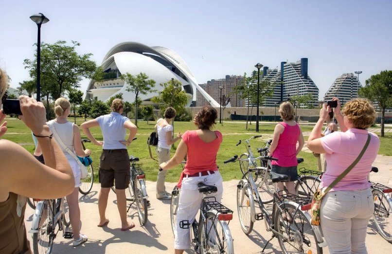grupo durante visita guiada en bicicleta por la ciudad de las ciencias