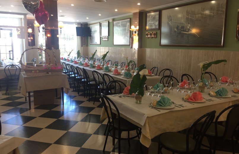 mesas preparadas para comida en el restaurante el palmar