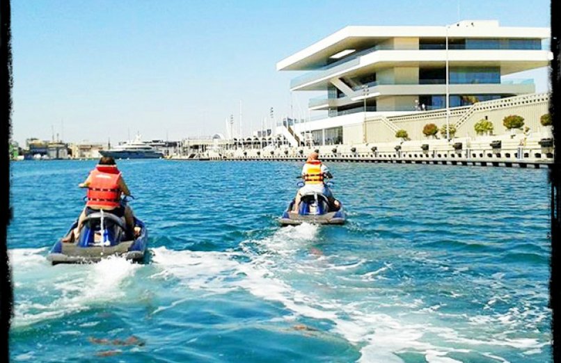veles e vents turistas en moto de agua