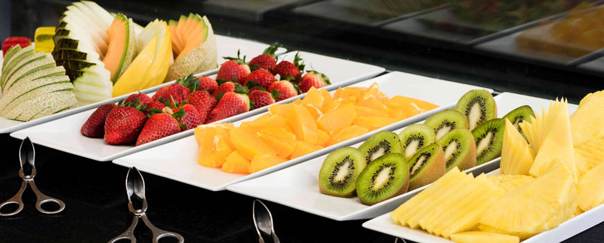 platos de fruta del desayuno hotel nh las artes