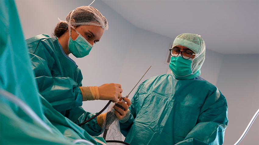 médicos durante una operación
