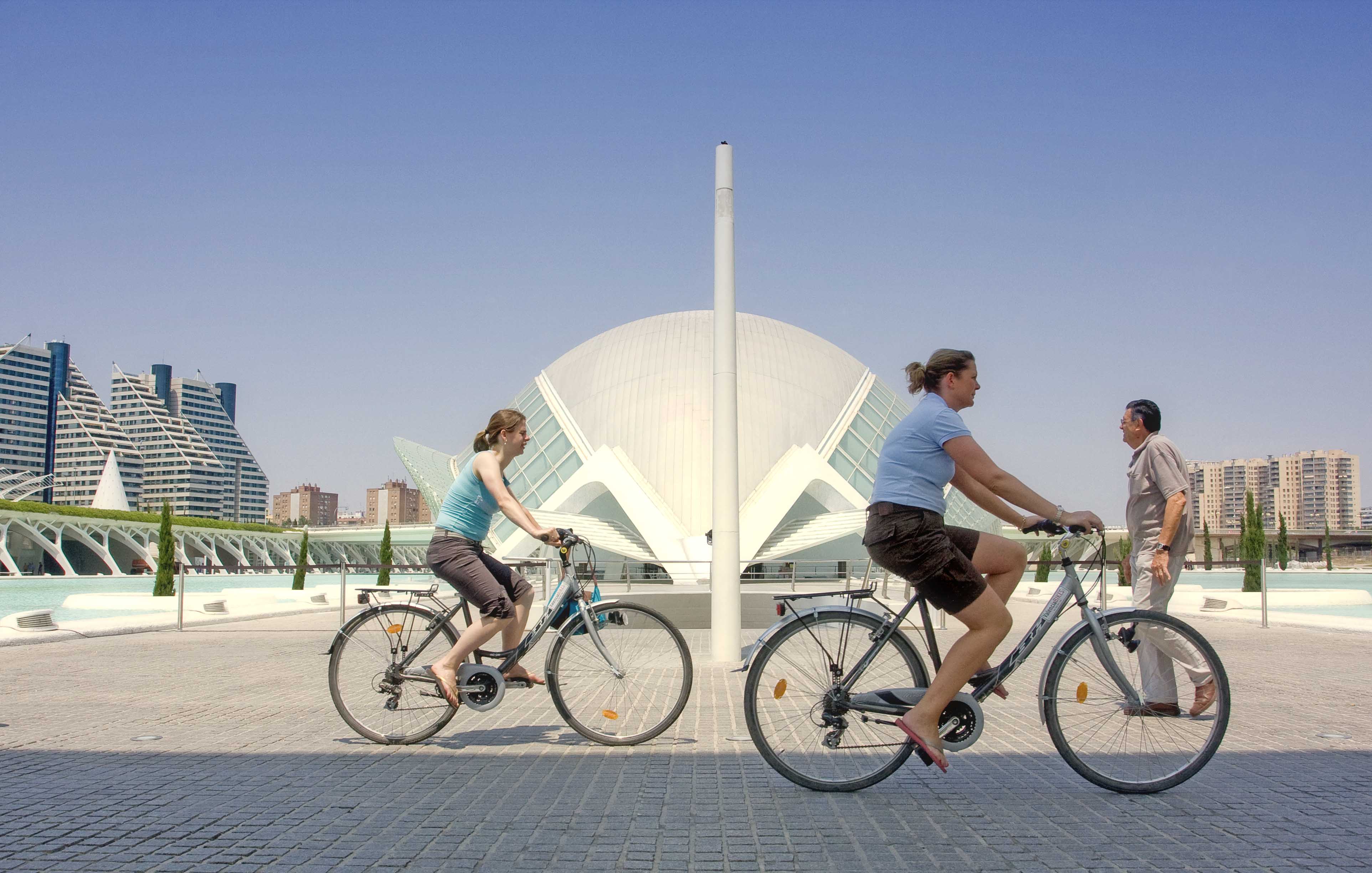 turistas paseando en bicicleta por el hemisferic