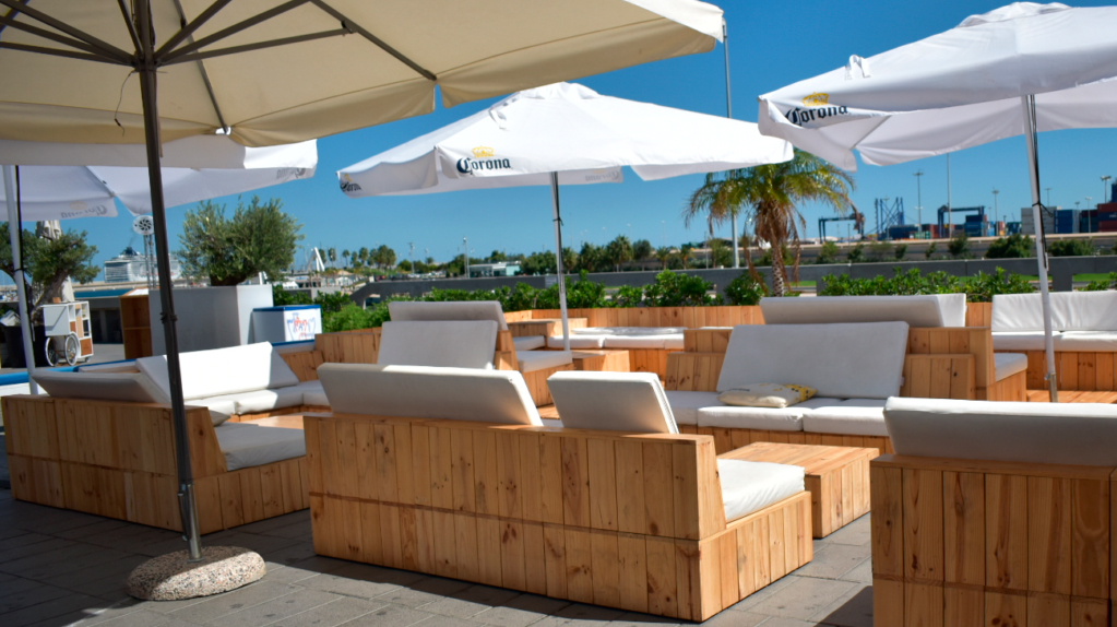 terraza con butacas y mesas de restaurante destino
