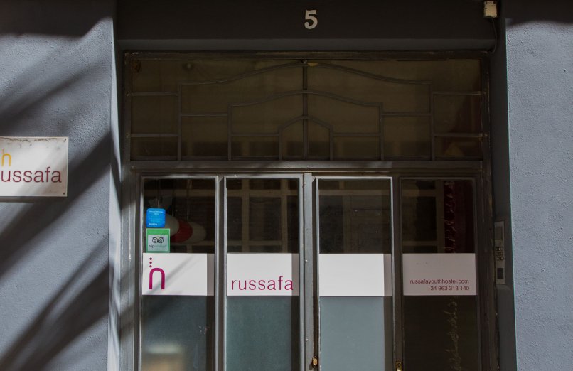 russafa youth hostel detalle puerta entrada