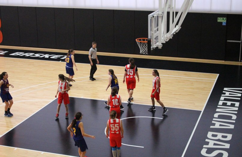 equipo femenino baloncesto durante partido
