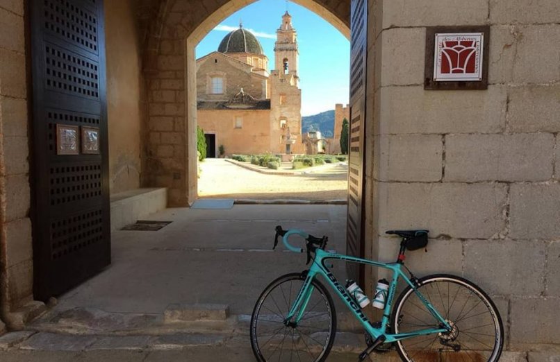portal iglesia y visita guiada bicicleta
