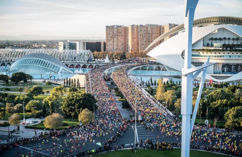 deportistas maraton en puente monteolivete