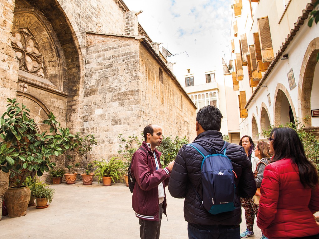 turistas durante una visit guiada a pie por el centro