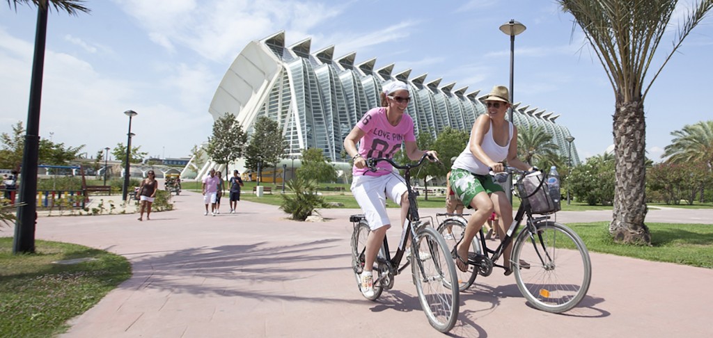 grupo turistas en bicicleta por la ciudad de lass artes