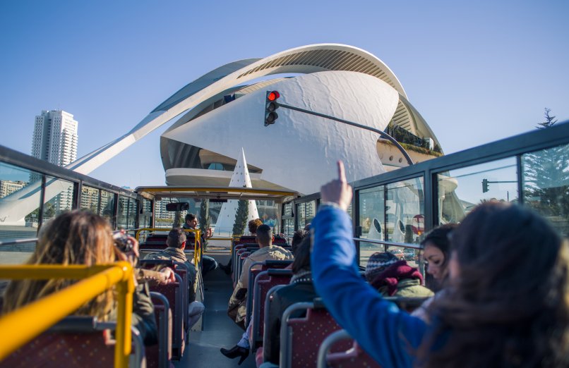 vista de la ciudad de las artes desde el bus turistic rojo