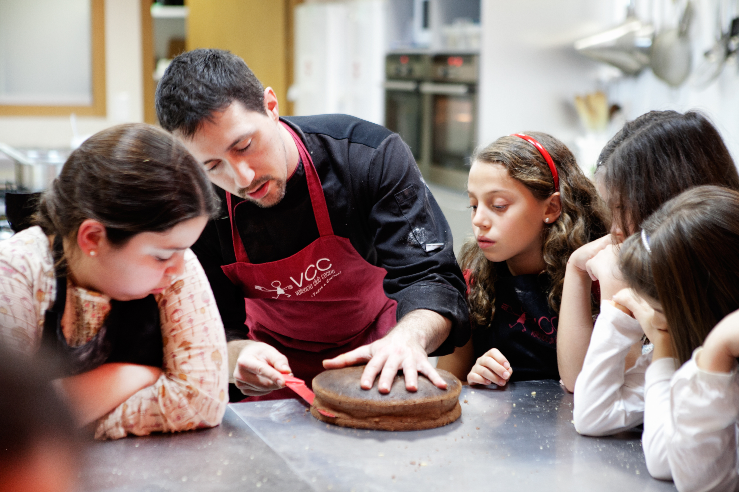 niños durante clases de cocina en valencia cocina club