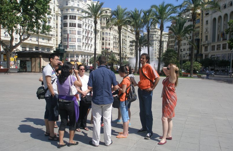turistas durante una visita guiada en el centro