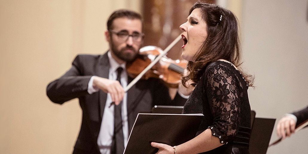 Aurora Peña cantando en un recital