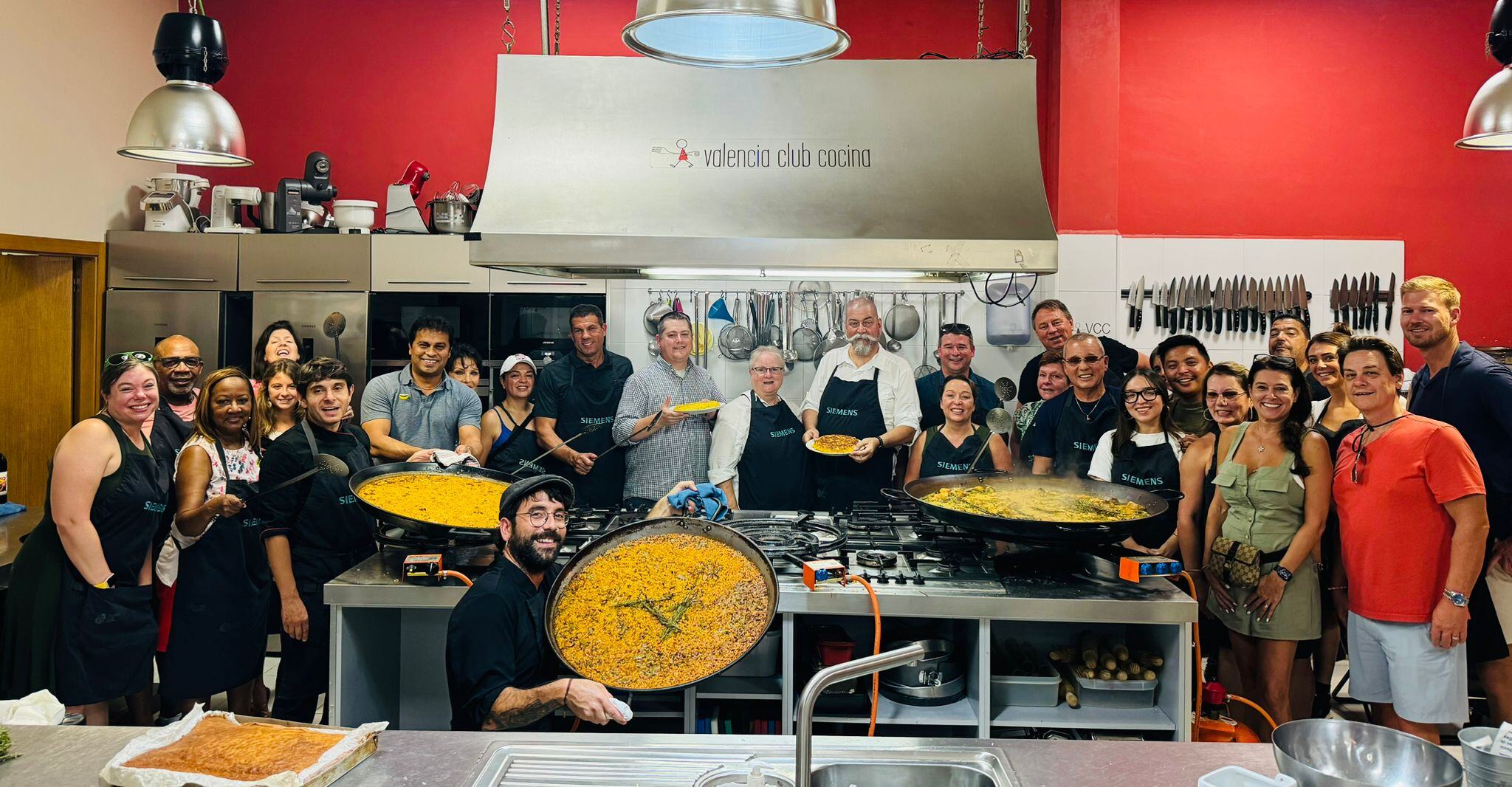 grupo haciendo paella