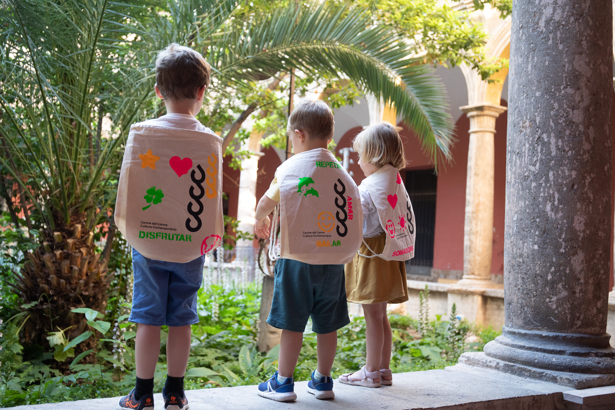 Tres niños en el festival cridem pel clima