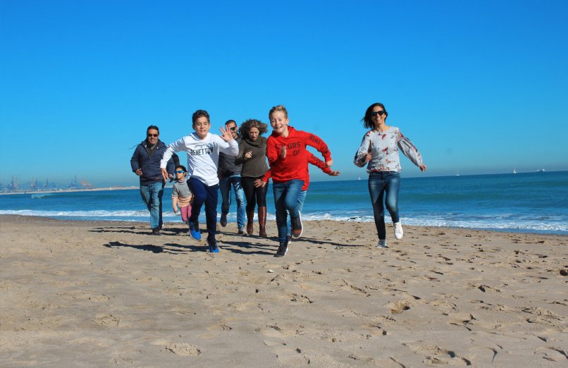 familia corriendo en la playa
