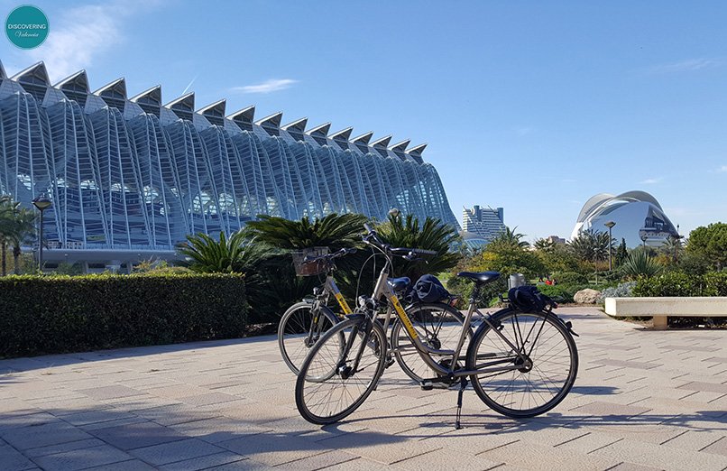 Discovering Valencia bicis ciudad de las artes y las ciéncias