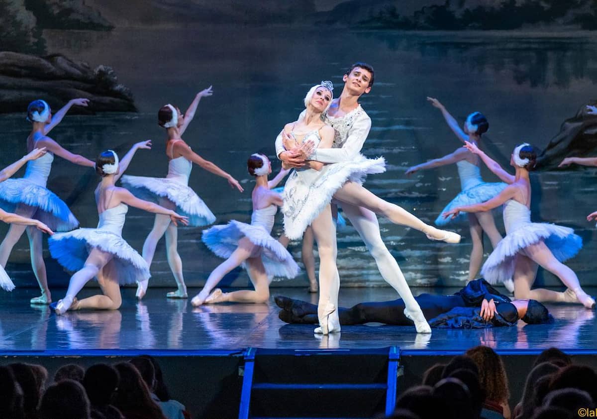 Ballet El Lago de los Cisnes en València