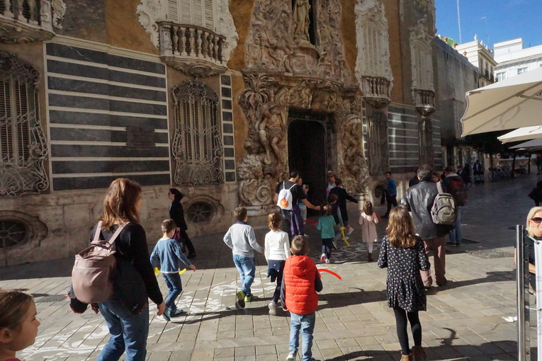 Fachada de Palacio del Marques de dos Aguas con niños