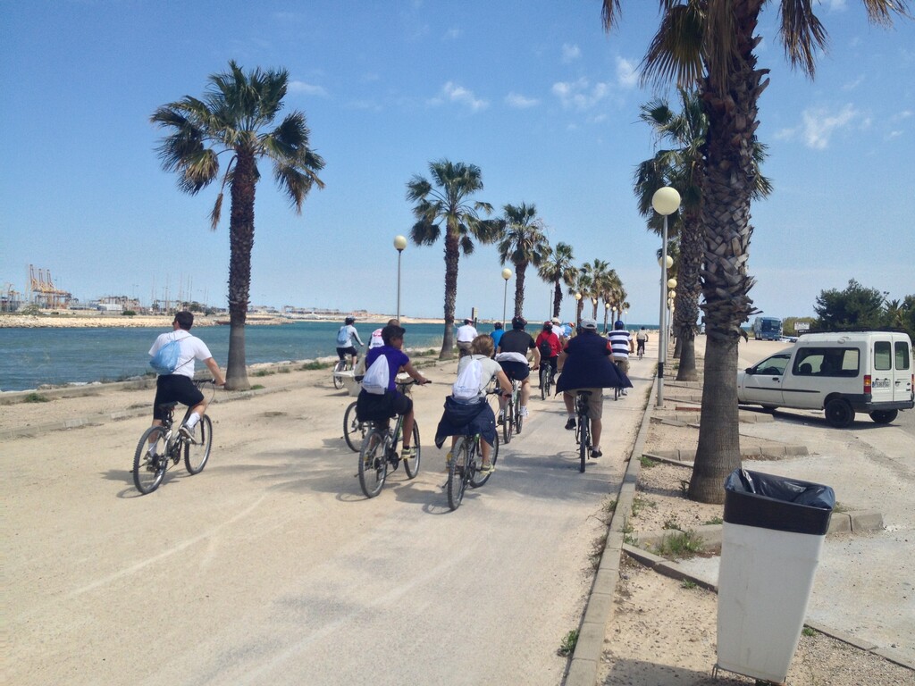 Paseo en bici de alquiler (Doyoubike) por el paseo marítimo de Valencia