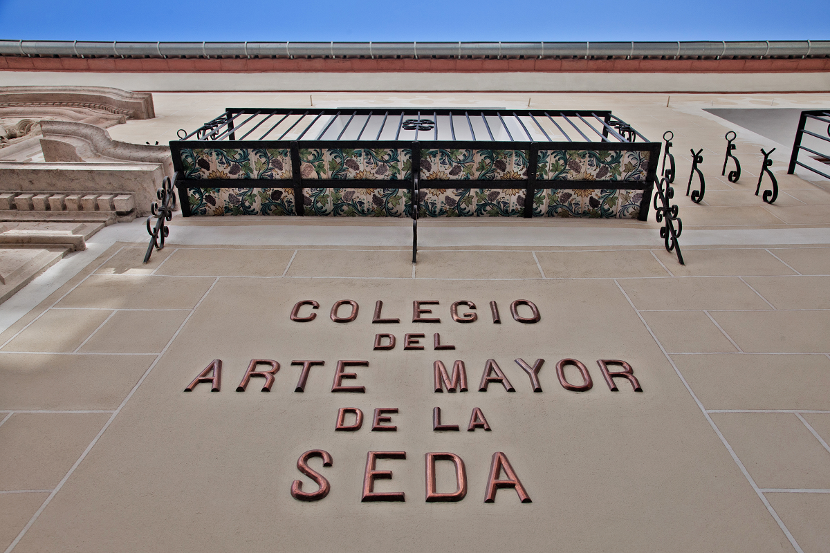 detalle fachada del colegio de arte mayor de la seda