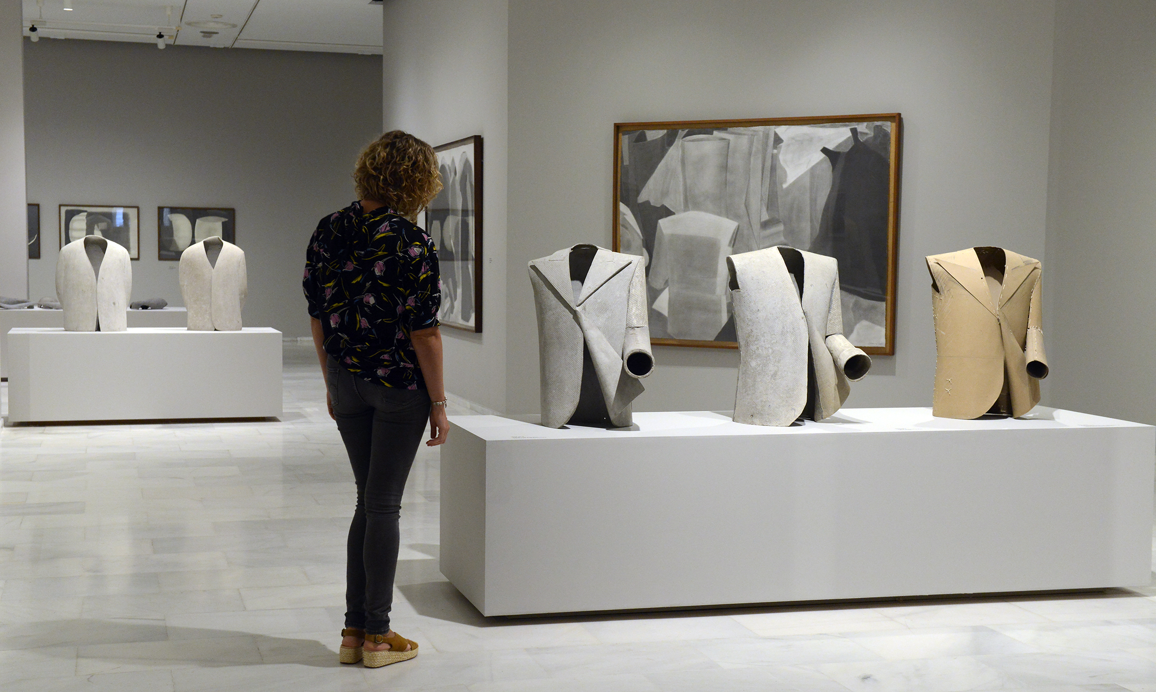 Una persona observa las esculturas de Cardells en la exposición