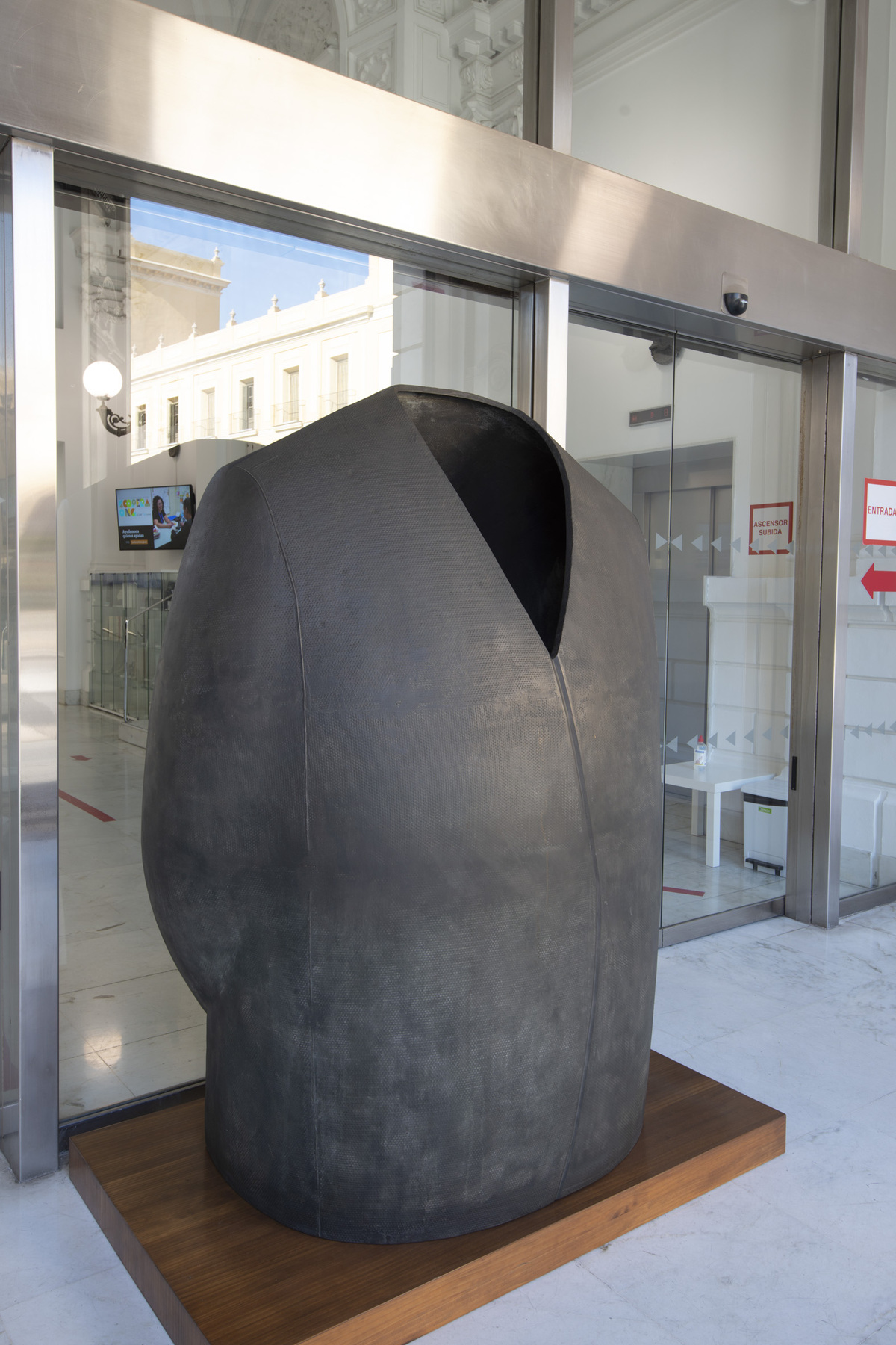 Imagen de la escultura a las puertas de la exposición de Joan Cardells