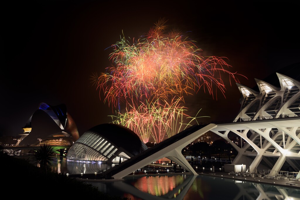 Castillo fuegos artificiales en la ciudad de las artes