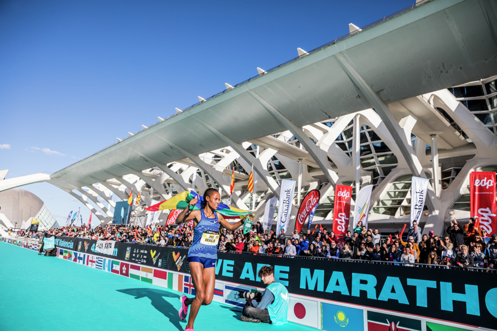 ganadora maratón llegando a la meta