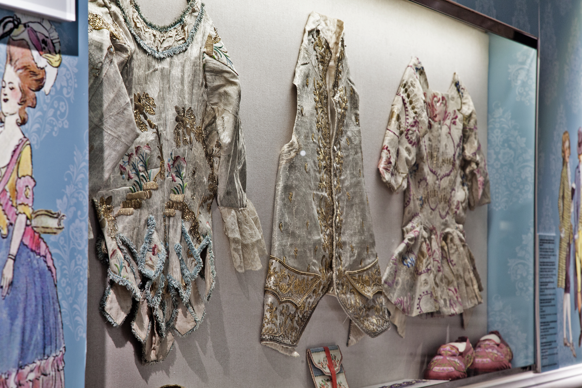 detalle de diferentes indumentarias en el museo de la seda
