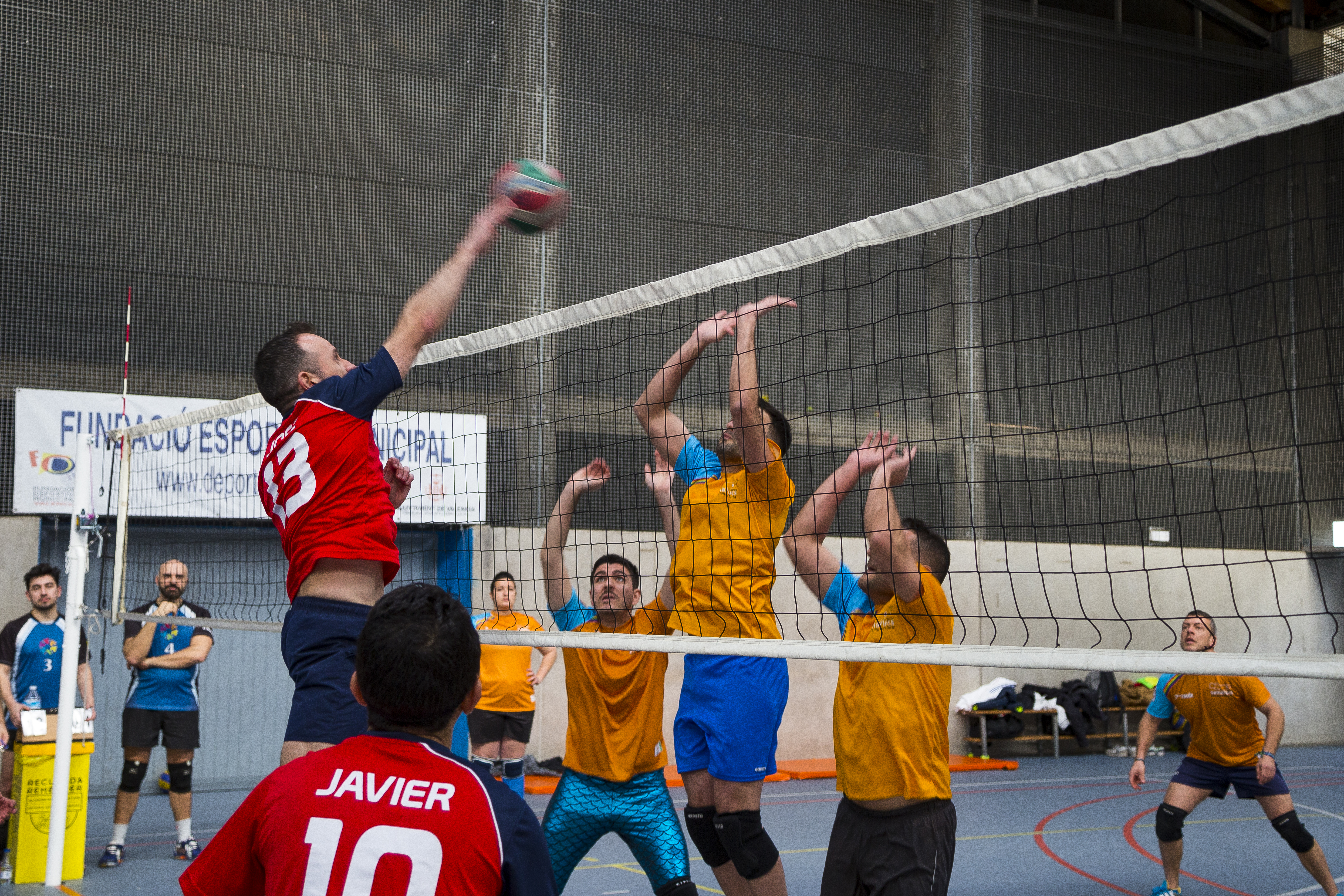 Fotografía de un partido de volleyball entre dos equipos en la edicion anterior de Jocs Taronja