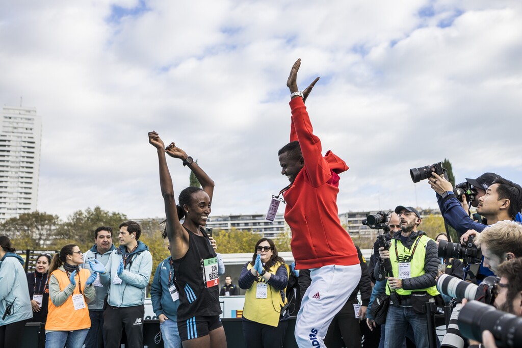 pareja celebrando acabar el maratón