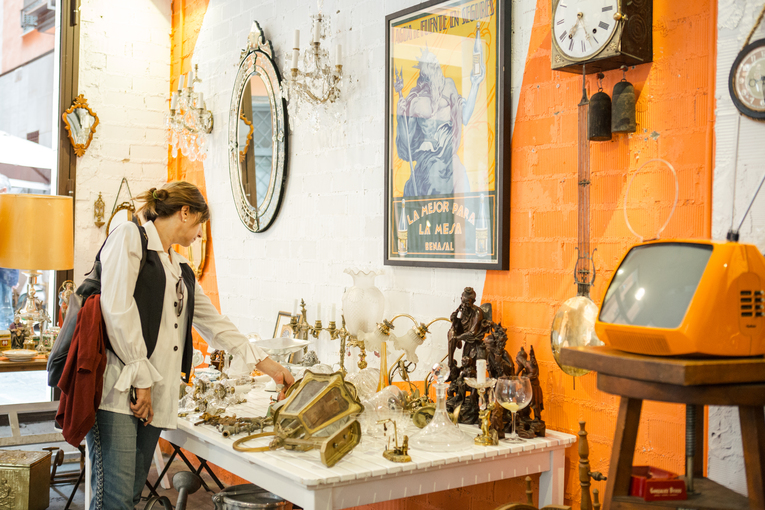 Mercadillo dentro de una sala del mercado de Tapinería de Valencia