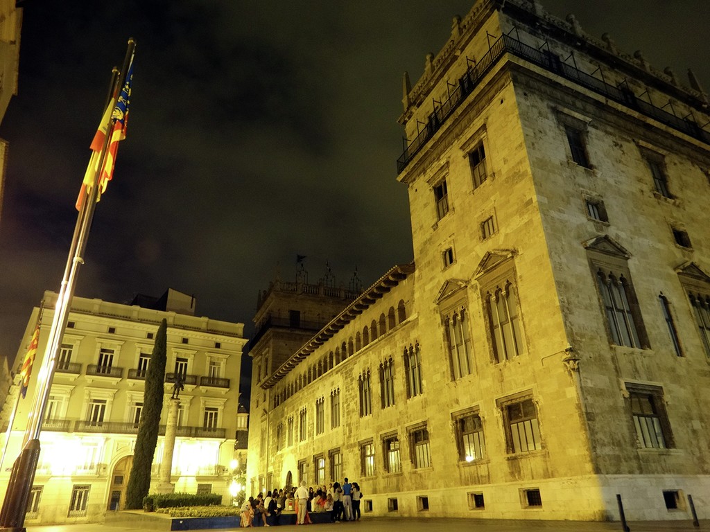 Vista nocturna de la fachada del Palau de la Generalitat 