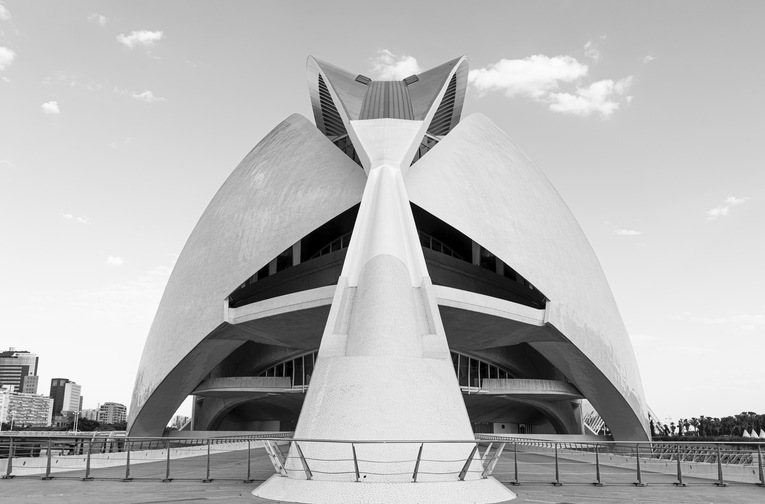 Foto palau de les arts por fuera en blanco y negro