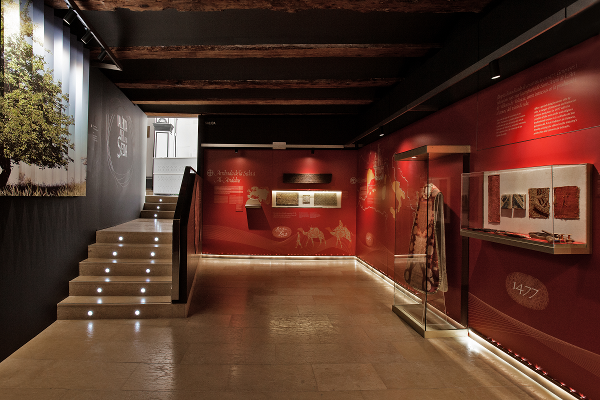 vista de la sala roja en el museo de la seda