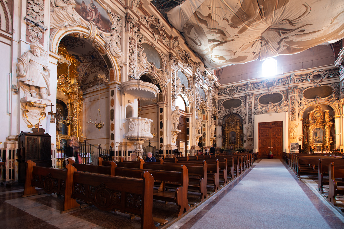 vista de los bancos en el interior de la iglesia de los santos juanes