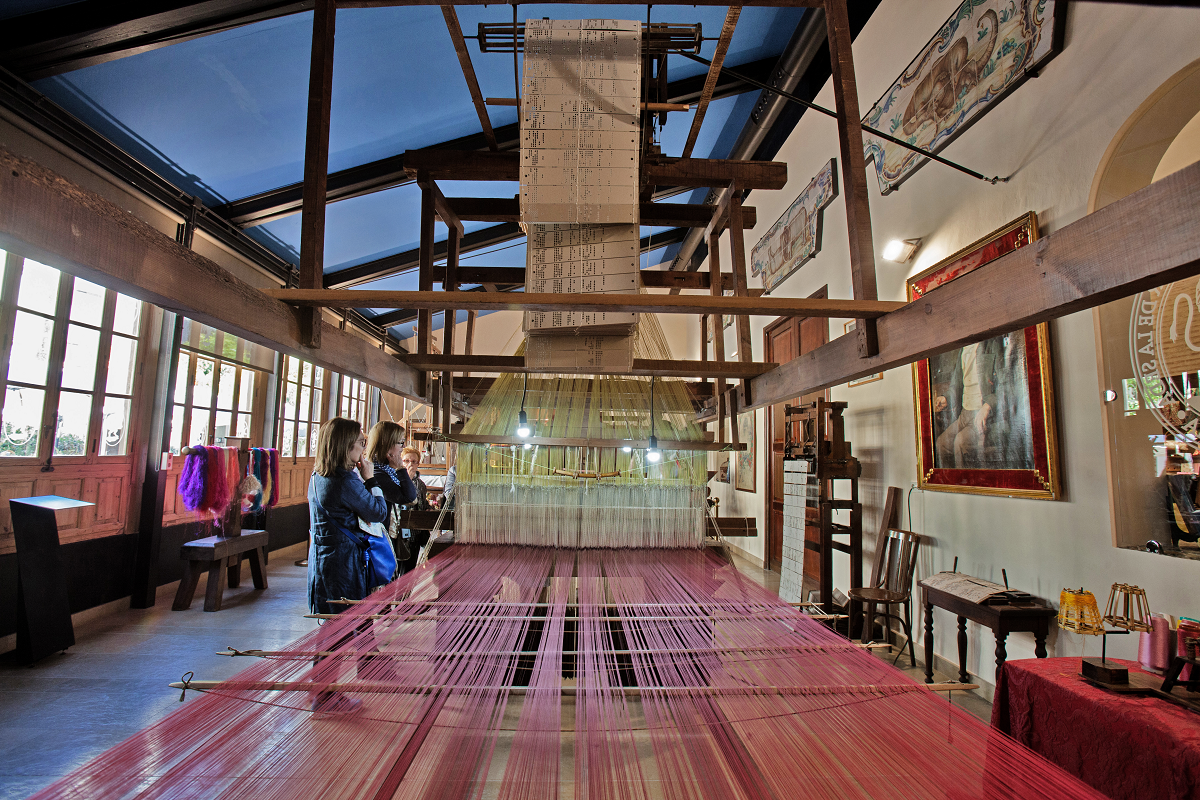 vista completa de un telar en el museo de la seda