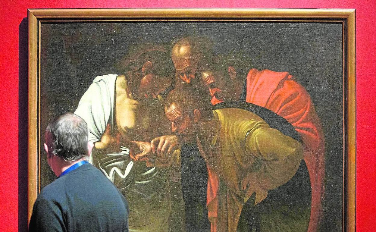 Un hombre observa una pintura del siglo XVII