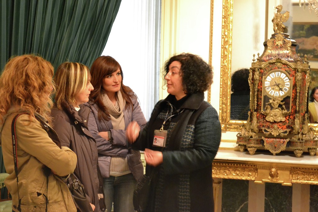 Guía explicando a dos turistas la historia de los palacios valencianos