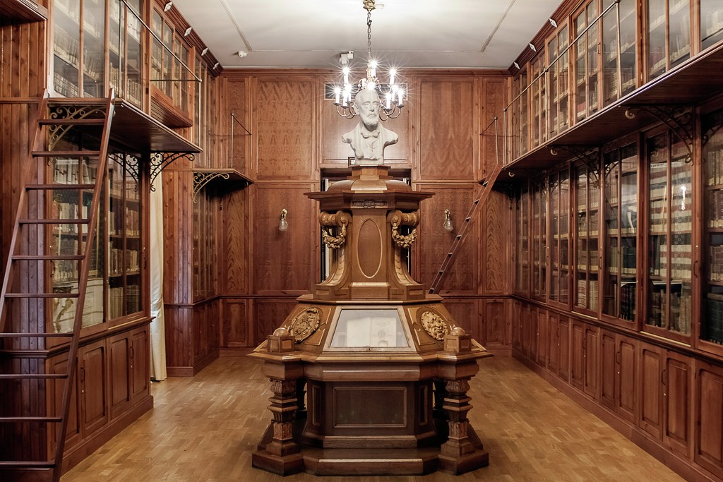 Vista de la biblioteca de madera, del Palacio del Marqués de Dos Aguas.