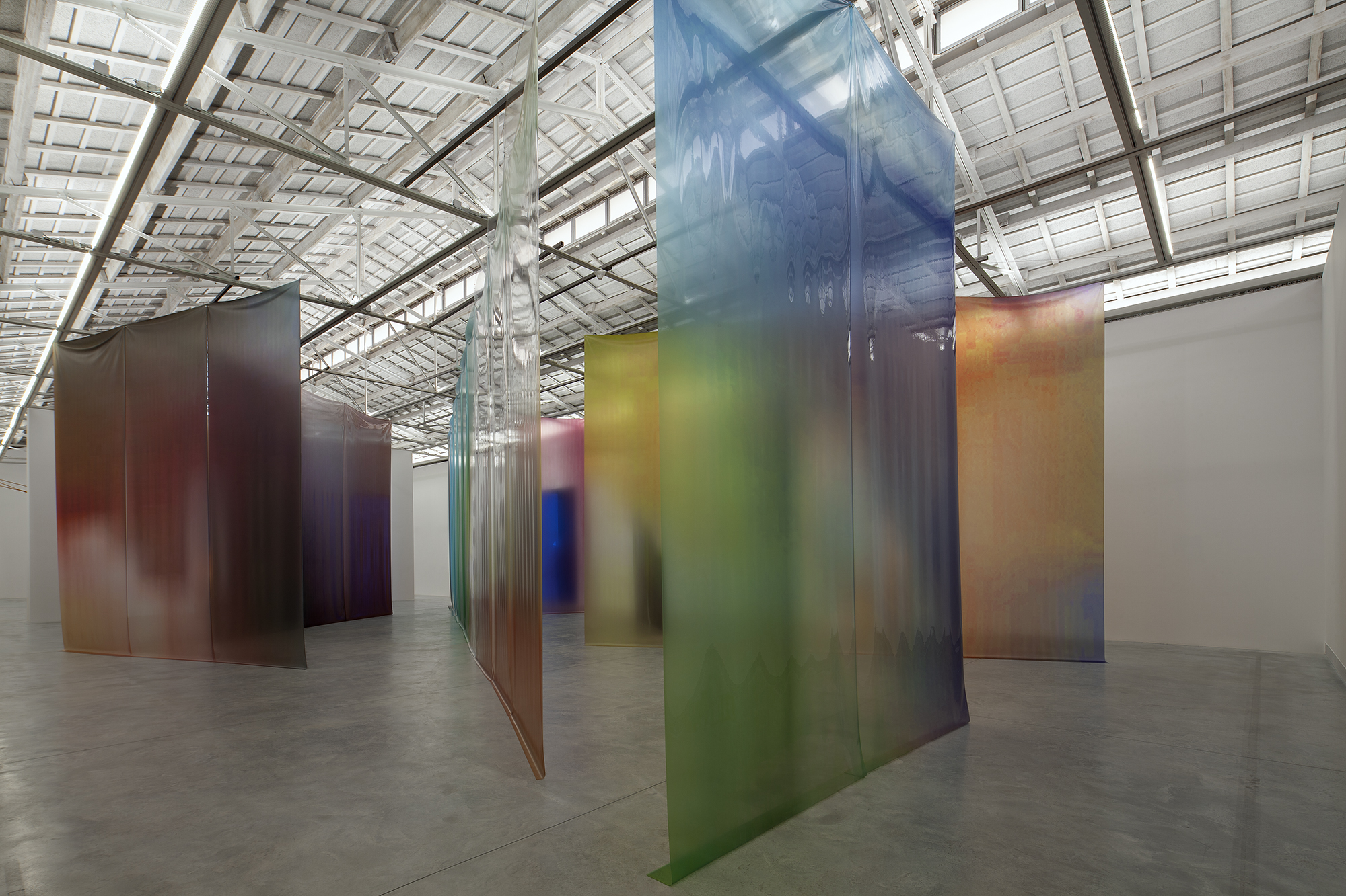 Obra de "Infraleve" plásticos transparentes tintados de colores