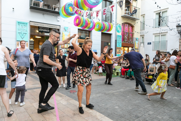 pareja bailando en el mercado de tapineria