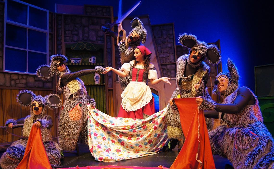 Escena de la obra de teatro Cenicienta, la magia del musical