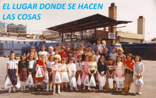 Foto antigua de un grupo de niños en la fábrica de Danone